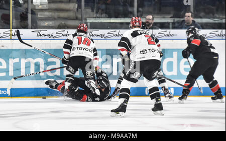 Deutschland, NŸrnberg, Arena NŸrnberger Versicherung, 23.03.2018, Eishockey - DEL Playoffs Viertelfinale, Spiel 5 - Thomas Sabo Ice Tigers vs. Kšlner Haie - Bild: Christian Ehrhoff (Kšlner Haie, #10) legt Steven Reinprecht (Ice Tigers, #28) schwer auf und nimmt ihn von den Füßen. Stockfoto