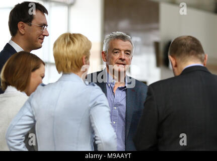 Borispol, Ukraine. 23. März, 2018. Ryanair offizielle Presse-Konferenz in Kiew Borispol Flughafen zum Markteintritt in der Ukraine gewidmet. Ryanair-CEO Michael O'Leary im Zentrum. Credit: Oleksandr Prykhodko/Alamy leben Nachrichten Stockfoto