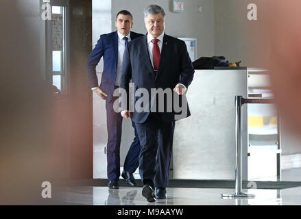 Borispol, Ukraine. 23. März, 2018. Präsident der Ukraine Petro Poroschenko kommt auf die Ryanair Presse-Konferenz in Kiew Borispol Flughafen zum Markteintritt in der Ukraine gewidmet. Credit: Oleksandr Prykhodko/Alamy leben Nachrichten Stockfoto