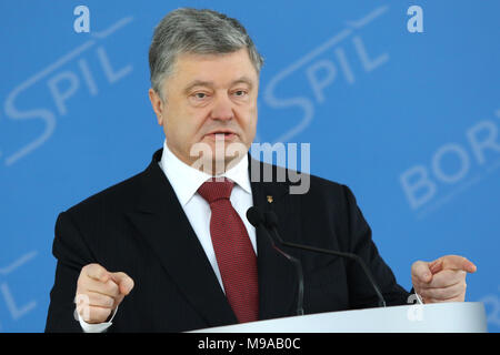 Borispol, Ukraine. 23. März, 2018. Präsident der Ukraine Petro Poroschenko Rede während der offiziellen Presse-Konferenz in Kiew Borispol Flughafen zum Markteintritt in der Ukraine gewidmet. Credit: Oleksandr Prykhodko/Alamy leben Nachrichten Stockfoto