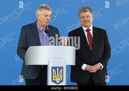 Borispol, Ukraine. 23. März, 2018. Präsident der Ukraine Petro Poroschenko und Ryanair-CEO Michael O'Leary bei Ryanair Pressekonferenz der Ukraine Markteintritt gewidmet. Credit: Oleksandr Prykhodko/Alamy leben Nachrichten Stockfoto