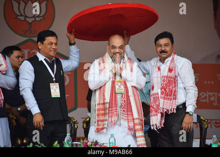 BJP stand Präsidenten Übereinkommen, Guwahati, Assam, Indien. 24. März 2018. Bharatiya Janata Party (BJP) Nationaler Präsident Amit Shah feliciated mit einem Assamesisch japi am Konklave von den Partys stand Präsidenten in der Ansicht für die bevorstehende panchayat Umfragen. Foto: David Talukdar Credit: David Talukdar/Alamy leben Nachrichten Stockfoto