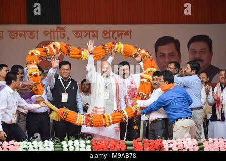 BJP stand Präsidenten Übereinkommen, Guwahati, Assam, Indien. 24. März 2018. Bharatiya Janata Party (BJP) Nationaler Präsident Amit Shah, Assam Chief Minister Sarbananda Sonowal und Assam staatlichen BJP Präsident Ranjit Kumar Das feliciated im Konklave von den Partys stand Präsidenten in der Ansicht für die kommende panchayat Umfragen. Foto: David Talukdar Credit: David Talukdar/Alamy leben Nachrichten Stockfoto