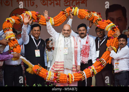 BJP stand Präsidenten Übereinkommen, Guwahati, Assam, Indien. 24. März 2018. Bharatiya Janata Party (BJP) Nationaler Präsident Amit Shah, Assam Chief Minister Sarbananda Sonowal und Assam staatlichen BJP Präsident Ranjit Kumar Das feliciated im Konklave von den Partys stand Präsidenten in der Ansicht für die kommende panchayat Umfragen. Foto: David Talukdar Credit: David Talukdar/Alamy leben Nachrichten Stockfoto