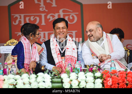 BJP stand Präsidenten Übereinkommen, Guwahati, Assam, Indien. 24. März 2018. Bharatiya Janata Party (BJP) nationaler Präsident Amit Shah (rechts), Chief Minister von Assam Sarbananda Sonowal (Mitte) und BJP Vice President Bijoya Chakraborty (links) Während des Konklaves Der partys stand Präsidenten in der Ansicht für die kommende Panchayat Umfragen. Foto: David Talukdar Credit: David Talukdar/Alamy leben Nachrichten Stockfoto