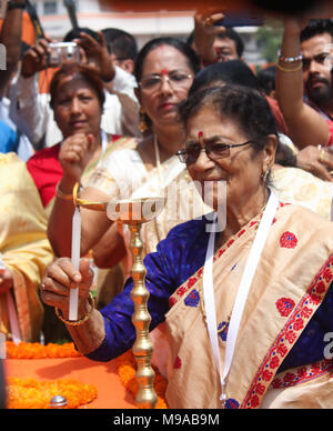 BJP stand Präsidenten Übereinkommen, Guwahati, Assam, Indien. 24. März 2018. Bharatiya Janata Party (BJP) Assam, Vice President Bijoya Chakraborty Beleuchtung Lampe während des Konklaves Der partys stand Präsidenten. Foto: David Talukdar Credit: David Talukdar/Alamy leben Nachrichten Stockfoto