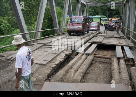 Lahat, Indonesien. 23. März, 2018. Fahrzeuge, die über eine Brücke. Credit: Novian Fazli/Alamy leben Nachrichten Stockfoto