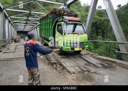 Lahat, Indonesien. 23. März, 2018. Fahrzeuge, die über eine Brücke. Credit: Novian Fazli/Alamy leben Nachrichten Stockfoto