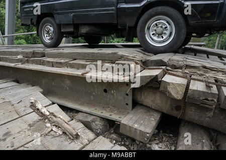 Lahat, Indonesien. 23. März, 2018. Fahrzeuge, die über eine Brücke. Credit: Novian Fazli/Alamy leben Nachrichten Stockfoto