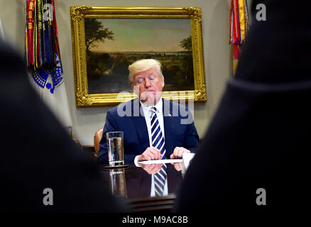 Washington, USA. 20 Mär, 2018. Präsident Donald Trump hält eine Strafverfolgung Roundtable zum Heiligtum Städte, in der Roosevelt Zimmer im Weißen Haus am 20. März 2018 in Washington, DC Quelle: Kevin Dietsch/Pool über CNP - KEINE LEITUNG SERVICE · Credit: Kevin Dietsch/konsolidierte News Fotos/Kevin Dietsch - Pool über CNP/dpa/Alamy leben Nachrichten Stockfoto