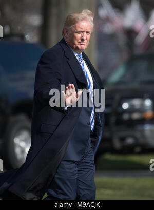 Washington, USA. 23 Mär, 2018. Präsidenten der Vereinigten Staaten Donald J. Trumpf Wellen in der Presse als Er bereitet das Weiße Haus in Washington, DC am Freitag, 23. März 2018 zu verlassen. Credit: Ron Sachs/CNP - KEINE LEITUNG SERVICE · Credit: Ron Sachs/konsolidierte News Fotos/Ron Sachs - CNP/dpa/Alamy leben Nachrichten Stockfoto