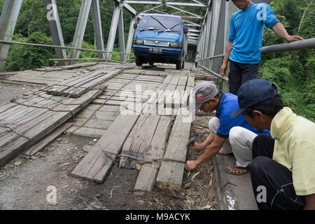 Lahat, Indonesien. 23. März, 2018. Die Regulierungsbehörden sind Instandsetzung der Brücke. Credit: Novian Fazli/Alamy leben Nachrichten Stockfoto