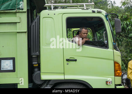 Lahat, Indonesien. 23. März, 2018. Die Treiber, die Wartezeit für die Warteschlange sind durch die Endikat Brücke zu passieren. Stockfoto