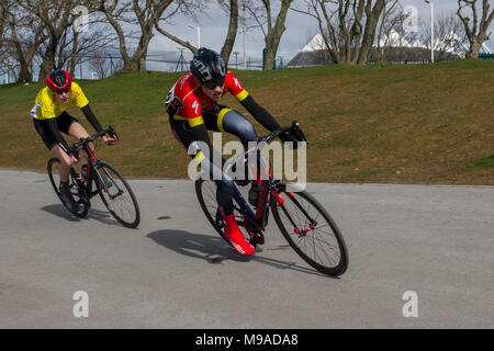 Woche 2 der Dolan Race Serie. Die Teilnahme an den Victoria Park, Rotten Row, Southport, Merseyside, Wettbewerber in Dolan Jugend Circuit Race Serie Junge und Mädchen Jugend Rennen von unter 8 bis unter 16 Jahren. Es gibt zwei Rennen für jede Altersgruppe bei jeder Veranstaltung der Reihe von 2018 Radfahren sportives, Aktion, Aktivität, Athlet, Fahrrad, Fahrräder, Radfahrer, Motorrad, Biker, Biken, Junge, Wettbewerb, Wettbewerb, Konkurrenz, Zyklus, Radfahrer, Freizeit, Lifestyle, männlich, Marathon, Outdoor, Volk, Rasse, Racer, racing, Reiten, Reiter, Straße, Sport, Street, Sommer, teenager Cycle Events. Stockfoto