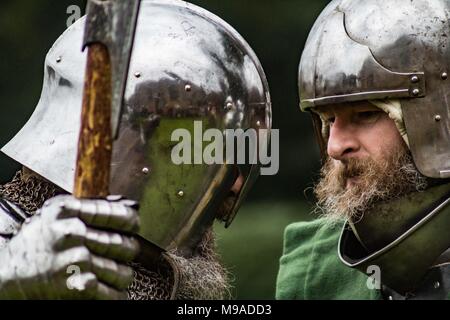 LEOMINSTER, HEREFORDSHIRE, Großbritannien - 24 März: ein Re-Enactor gesehen sprechen und in der Platte Rüstung gekleidet, wie Massen sammeln eine Anzeige an die mittelalterliche Festzug in der Stadt von Leominster am 24. März 2018 zu genießen. Quelle: Jim Holz/Alamy leben Nachrichten Stockfoto