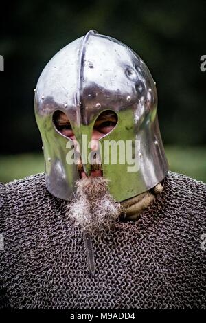 LEOMINSTER, HEREFORDSHIRE, Großbritannien - 24 März: ein Re-Enactor im Kettenhemd Rüstung gekleidet, wie Massen sammeln eine Anzeige an die mittelalterliche Festzug in der Stadt von Leominster am 24. März 2018 zu genießen. Quelle: Jim Holz/Alamy leben Nachrichten Stockfoto