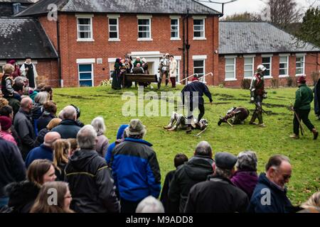 LEOMINSTER, HEREFORDSHIRE, Großbritannien - 24 März: Menschenmassen versammeln eine Anzeige an die mittelalterliche Festzug in der Stadt von Leominster am 24. März 2018 genießen. Quelle: Jim Holz/Alamy leben Nachrichten Stockfoto