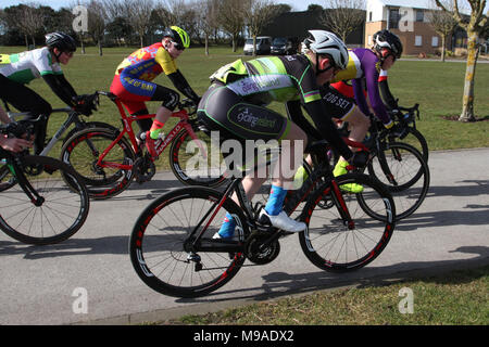 Woche 2 der Dolan Race Serie. Die Teilnahme an den Victoria Park, Rotten Row, Southport, Merseyside, Wettbewerber in Dolan Jugend Circuit Race Serie Junge und Mädchen Jugend Rennen von unter 8 bis unter 16 Jahren. Es gibt zwei Rennen für jede Altersgruppe bei jeder Veranstaltung der Reihe von 2018 Radfahren sportives, Aktion, Aktivität, Athlet, Fahrrad, Fahrräder, Radfahrer, Motorrad, Biker, Biken, Junge, Wettbewerb, Wettbewerb, Konkurrenz, Zyklus, Radfahrer, Freizeit, Lifestyle, männlich, Marathon, Outdoor, Volk, Rasse, Racer, racing, Reiten, Reiter, Straße, Sport, Street, Sommer, teenager Cycle Events. Stockfoto