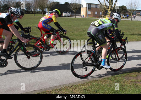Woche 2 der Dolan Race Serie. Die Teilnahme an den Victoria Park, Rotten Row, Southport, Merseyside, Wettbewerber in Dolan Jugend Circuit Race Serie Junge und Mädchen Jugend Rennen von unter 8 bis unter 16 Jahren. Es gibt zwei Rennen für jede Altersgruppe bei jeder Veranstaltung der Reihe von 2018 Radfahren sportives, Aktion, Aktivität, Athlet, Fahrrad, Fahrräder, Radfahrer, Motorrad, Biker, Biken, Junge, Wettbewerb, Wettbewerb, Konkurrenz, Zyklus, Radfahrer, Freizeit, Lifestyle, männlich, Marathon, Outdoor, Volk, Rasse, Racer, racing, Reiten, Reiter, Straße, Sport, Street, Sommer, teenager Cycle Events. Stockfoto