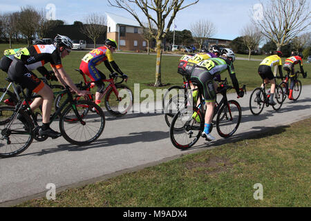 Woche 2 der Dolan Race Serie. Die Teilnahme an den Victoria Park, Rotten Row, Southport, Merseyside, Wettbewerber in Dolan Jugend Circuit Race Serie Junge und Mädchen Jugend Rennen von unter 8 bis unter 16 Jahren. Es gibt zwei Rennen für jede Altersgruppe bei jeder Veranstaltung der Reihe von 2018 Radfahren sportives, Aktion, Aktivität, Athlet, Fahrrad, Fahrräder, Radfahrer, Motorrad, Biker, Biken, Junge, Wettbewerb, Wettbewerb, Konkurrenz, Zyklus, Radfahrer, Freizeit, Lifestyle, männlich, Marathon, Outdoor, Volk, Rasse, Racer, racing, Reiten, Reiter, Straße, Sport, Street, Sommer, teenager Cycle Events. Stockfoto