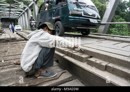 Lahat, Indonesien. 23. März, 2018. Die Regulierungsbehörden sind Instandsetzung der Brücke. Stockfoto