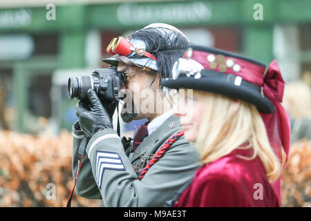 Zwei Personen im steampunk Stil gekleidet, mit einer Person, die eine Fotografie. Steampunk ist ein Stil der Mode, historische Elemente und anachronistischen Technologie, oft durch edwardianische Science Fiction inspiriert. Peter Lopeman/Alamy leben Nachrichten Stockfoto