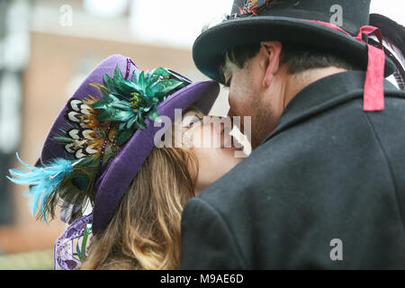 Zwei Leute fast Küssen, in der steampunk Stil. Steampunk ist ein Stil der Mode, historische Elemente und anachronistischen Technologie, oft durch edwardianische Science Fiction inspiriert. Peter Lopeman/Alamy leben Nachrichten Stockfoto