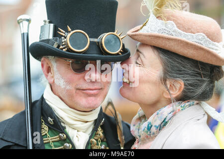 Zwei Personen im steampunk Stil Nahaufnahme portrait gekleidet. Steampunk ist ein Stil der Mode, historische Elemente und anachronistischen Technologie, oft durch edwardianische Science Fiction inspiriert. Peter Lopeman/Alamy leben Nachrichten Stockfoto