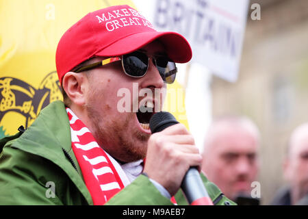 Birmingham, UK - Am Samstag, den 24. März 2018 - Lukas Nash-Jones Aktivist für machen Großbritannien wieder einmal super bei der Kundgebung und Marsch durch die Fußball-Jungs Alliance (FLA) in Birmingham. Foto Steven Mai/Alamy leben Nachrichten Stockfoto