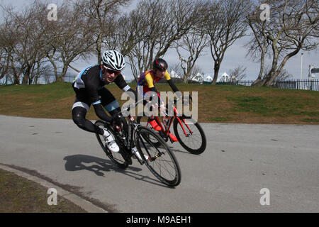 Woche 2 der Dolan Race Serie. Die Teilnahme an den Victoria Park, Rotten Row, Southport, Merseyside, Wettbewerber in Dolan Jugend Circuit Race Serie Junge und Mädchen Jugend Rennen von unter 8 bis unter 16 Jahren. Es gibt zwei Rennen für jede Altersgruppe bei jeder Veranstaltung der Reihe von 2018 Radfahren sportives, Aktion, Aktivität, Athlet, Fahrrad, Fahrräder, Radfahrer, Motorrad, Biker, Biken, Junge, Wettbewerb, Wettbewerb, Konkurrenz, Zyklus, Radfahrer, Freizeit, Lifestyle, männlich, Marathon, Outdoor, Volk, Rasse, Racer, racing, Reiten, Reiter, Straße, Sport, Street, Sommer, teenager Cycle Events. Stockfoto