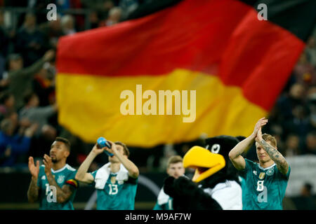 Fussball: Freundschaftsspiel, Deutschland vs Spanien, 23. März 2018 In der ESPRIT arena, Düsseldorf, Deutschland: Deutschlands Toni Kroos (rechts nach links), DFB-Maskottchen Paule, Thomas Mueller und Jerome Boateng zu Fuß durch das Feld nach dem Spiel. Foto: Ina Faßbender/dpa Stockfoto