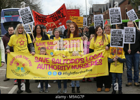 Salford, UK. 24. März, 2018. Familien März Salford zu kommunalen Kindergärten, die unter Androhung der Schließung gewesen war. Der Bürgermeister hat den Status der Baumschulen für die nächsten 12 Monate bestätigt und er hat sich bereit erklärt, eine weitere £ 1,5 m Der Rat Geld in sie für diesen Zeitraum zu setzen. Swinton, Salford, 24. März 2018 (C) Barbara Cook/Alamy leben Nachrichten Stockfoto