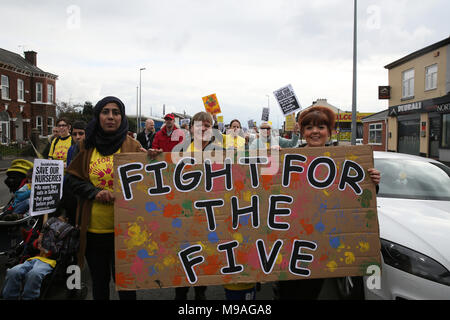 Salford, UK. 24. März, 2018. Familien März Salford zu kommunalen Kindergärten, die unter Androhung der Schließung gewesen war. Der Bürgermeister hat den Status der Baumschulen für die nächsten 12 Monate bestätigt und er hat sich bereit erklärt, eine weitere £ 1,5 m Der Rat Geld in sie für diesen Zeitraum Swinton, Salford, 24. März 2018 (C) Barbara Cook/Alamy Leben Nachrichten zu setzen Stockfoto