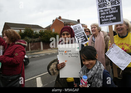 Salford, UK. 24. März, 2018. Familien März Salford zu kommunalen Kindergärten, die unter Androhung der Schließung gewesen war. Der Bürgermeister hat den Status der Baumschulen für die nächsten 12 Monate bestätigt und er hat sich bereit erklärt, eine weitere £ 1,5 m Der Rat Geld in sie für diesen Zeitraum Swinton, Salford, 24. März 2018 (C) Barbara Cook/Alamy Leben Nachrichten zu setzen Stockfoto