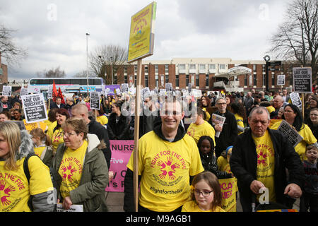 Salford, UK. 24. März, 2018. Eine Rallye Salford zu kommunalen Kindergärten, die unter Androhung der Schließung gewesen war. Der Bürgermeister hat den Status der Baumschulen für die nächsten 12 Monate bestätigt und er hat sich bereit erklärt, eine weitere £ 1,5 m Der Rat Geld in sie für diesen Zeitraum Swinton, Salford, 24. März 2018 (C) Barbara Cook/Alamy Leben Nachrichten zu setzen Stockfoto