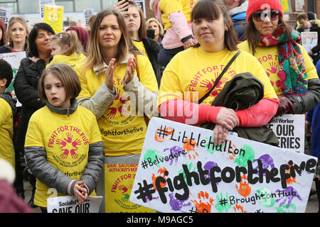 Salford, UK. 24. März, 2018. Rallye Salford zu kommunalen Kindergärten, die unter Androhung der Schließung gewesen war. Der Bürgermeister hat den Status der Baumschulen für die nächsten 12 Monate bestätigt und er hat sich bereit erklärt, eine weitere £ 1,5 m Der Rat Geld in sie für diesen Zeitraum Swinton, Salford, 24. März 2018 (C) Barbara Cook/Alamy Leben Nachrichten zu setzen Stockfoto