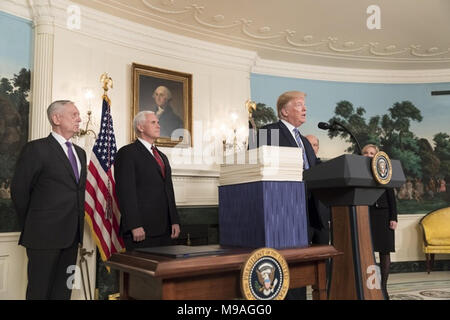 WASHINGTON, DC - WOCHE VOM 19. MÄRZ 2018: Präsident Donald J. Trumpf, durch Vice President Mike Pence verband, Adressen, seine Bemerkungen vor Unterzeichnung des $ 1,3 Bio. Omnibus Ausgabe Rechnung, Freitag, 23. März 2018 im diplomatischen Empfang Zimmer im Weißen Haus in Washington, D.C., das hält die Regierung bis Ende September finanziert. Us-Verteidigungsminister James Mattis, US-Handelsminister, Wilbur Ross und US-Homeland Security Kirstjen Nielsen besuchen Personen: Präsident Donald Trump Stockfoto