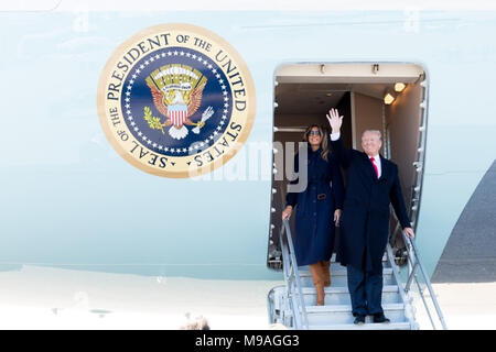 WASHINGTON, DC - WOCHE VOM 19. MÄRZ 2018: Präsident Donald J. Trumpf, von der ersten Dame Melania Trump, Wellen, wie sie Air Force One aussteigen an Manchester-Boston Regional Airport, Montag, 19. März 2018 in Manchester, New Hampshire Personen: Präsident Donald Trump, erste Dame Melania Trump Stockfoto