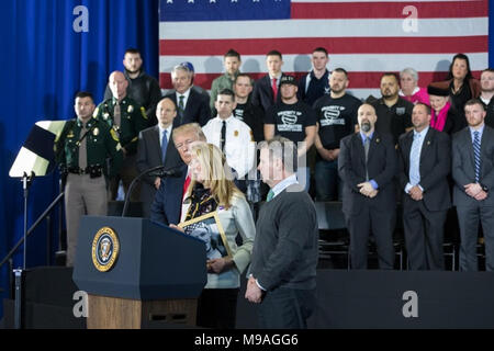 WASHINGTON, DC - WOCHE VOM 19. MÄRZ 2018: Präsident Donald J. Trumpf hört wie Jean Mozer, kam von ihrem Mann Jim, erzählen die Geschichte von ihrem Sohn, Adam, der von einem fentanyl überdosis starb, während Präsident TrumpÕs Erläuterungen zur Bekämpfung der opioid Krise an der Manchester Community College, Montag, März 19, 2018, Manchester, New Hampshire. Personen: Präsident Donald Trump Stockfoto