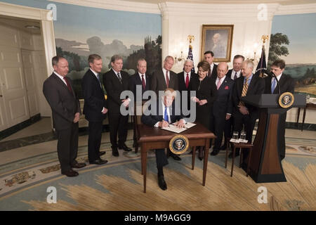 WASHINGTON, DC - WOCHE VOM 19. MÄRZ 2018: Präsident Donald J. Trumpf, durch Vice President Mike Pence, Mitglieder des Kabinetts und Senior Personal des Weißen Hauses beigetreten sind, unterzeichnet ein Memorandum an den Präsidenten Chinas wirtschaftliche Aggression, im diplomatischen Empfang Zimmer im Weißen Haus, Donnerstag, März 21, 2018, in Washington, D.C. Präsident Trump sagte, daß die Vereinigten Staaten die wahren gegenseitigen Handelsabkommen mit China verlangen. Personen: Präsident Donald Trump Stockfoto