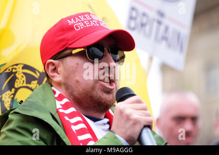 Birmingham, UK - Am Samstag, den 24. März 2018 - Lukas Nash-Jones Aktivist für machen Großbritannien wieder einmal super bei der Kundgebung und Marsch durch die Fußball-Jungs Alliance (FLA) in Birmingham. Foto Steven Mai/Alamy leben Nachrichten Stockfoto