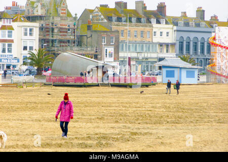 Weymouth, Großbritannien. 24. März, 2018. Menschen nutzen das milde Wetter am Strand von Weymouth, am letzten Tag vor dem Hund Zugang für die Ferienzeit Credit eingeschränkt ist: stuart Hartmut Ost/Alamy leben Nachrichten Stockfoto