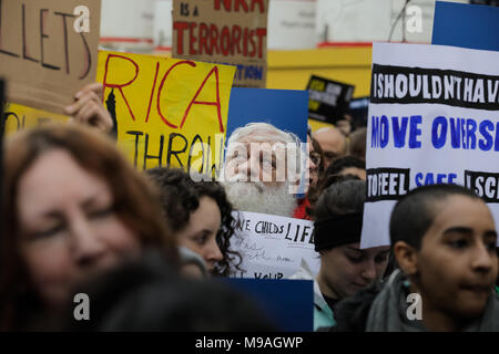 London, Großbritannien. 24. März, 2018. Protestkundgebung 'March für unser Leben" durch die US-Staatsangehörigen ein Studium an der London School of Economics in Solidarität mit einem großen März des gleichen Namens, der in Washington DC durch Studenten direkt durch die Masse auf die Marjory Stoneman Douglas High School in der Stadt von Parkland, Florida am Valentines Tag betroffenen organisiert. London. 24. März 2018 Credit: Chris Aubrey/Alamy leben Nachrichten Stockfoto