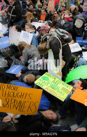 London, Großbritannien. 24. März, 2018. Protestkundgebung 'March für unser Leben" durch die US-Staatsangehörigen ein Studium an der London School of Economics in Solidarität mit einem großen März des gleichen Namens, der in Washington DC durch Studenten direkt durch die Masse auf die Marjory Stoneman Douglas High School in der Stadt von Parkland, Florida am Valentines Tag betroffenen organisiert. London. 24. März 2018 Credit: Chris Aubrey/Alamy leben Nachrichten Stockfoto