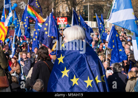 Edinburgh, Schottland, Großbritannien. 24. März 2018. März für Europa: Demokratie auf Brexit März und Demonstration vor dem Schottischen Parlament in Holyrood heute. Menge pro-Europa anti-Brexit Demonstranten zu reden zu hören. Credit: Iain Masterton/Alamy leben Nachrichten Stockfoto