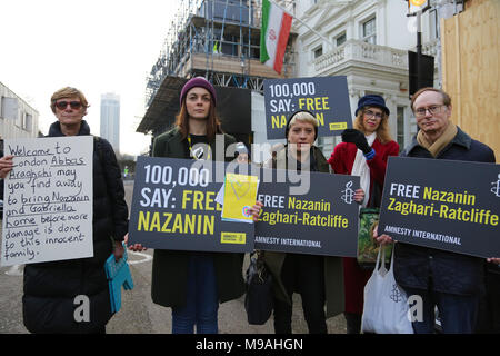 Aktivisten von Amnesty International UK verbindet Richard Ratcliffe außerhalb der iranischen Botschaft in London protestiert für die Freilassung inhaftierter UK-Iranerin Nazanin Zaghari-Ratcliffe. Richard Ratcliffe, Ehemann von Nazanin Zaghari-Ratcliffe liefert Briefe an iranische Botschaft auf der Suche nach einem persönlichen Treffen mit Abbas Araghchi, Stellvertreter für Rechtliche und Internationale Angelegenheiten in der iranischen Außenministerium die Notlage von Nazanin Zaghari-Ratcliffe bietet: Aussicht, Atmosphäre, Wo: London, Vereinigtes Königreich, wenn: 21 Feb 2018 Credit: WENN zu diskutieren Stockfoto