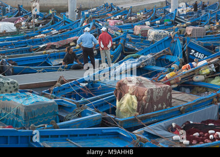 Blau lokalen offenen einzigen bemannten Fischerboote fest zusammen im Hafen festgemacht. Stockfoto