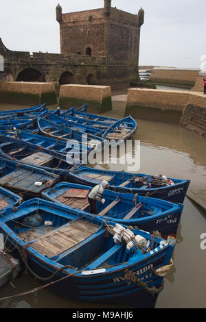 Blau lokalen offenen einzigen bemannten Fischerboote fest zusammen im Hafen festgemacht. Stockfoto