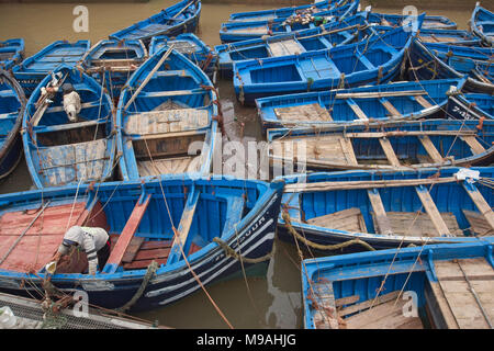 Blau lokalen offenen einzigen bemannten Fischerboote fest zusammen im Hafen festgemacht. Stockfoto