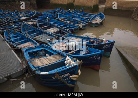 Blau lokalen offenen einzigen bemannten Fischerboote fest zusammen im Hafen festgemacht. Stockfoto